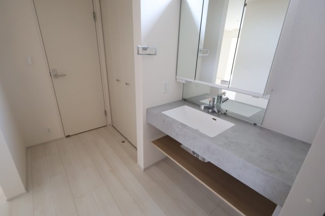 【独立洗面台】 | 《仲介手数料無料》久喜市吉羽３丁目24-13(全1戸)新築一戸建てブルーミングガーデン | 撮影日 2025年11月6日 12:15 曇り