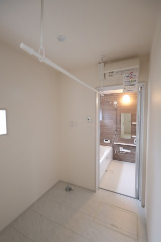 【ランドリースペース】 | 《仲介手数料無料》久喜市吉羽３丁目24-13(全1戸)新築一戸建てブルーミングガーデン | 撮影日 2025年11月6日 12:15 曇り