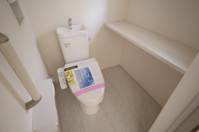【トイレ】 | 《仲介手数料無料》久喜市吉羽３丁目24-13(全1戸)新築一戸建てブルーミングガーデン | 撮影日 2025年11月6日 12:15 曇り