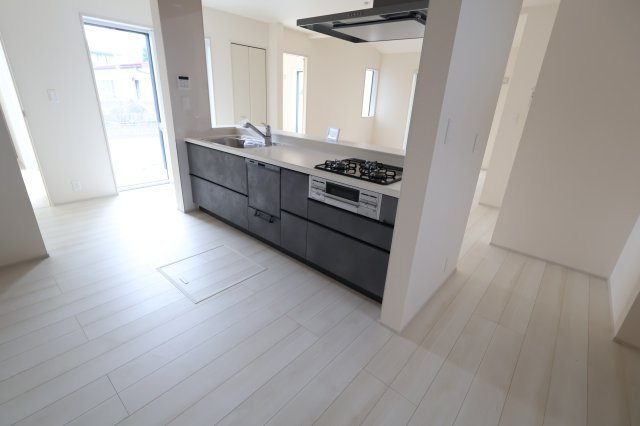 【キッチン】 | 《仲介手数料無料》久喜市吉羽３丁目24-13(全1戸)新築一戸建てブルーミングガーデン | 撮影日 2025年11月6日 12:15 曇り