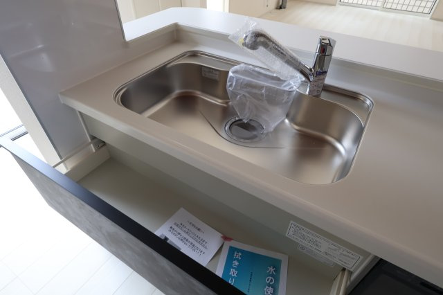 【キッチン】 | 《仲介手数料無料》久喜市吉羽３丁目24-13(全1戸)新築一戸建てブルーミングガーデン | 撮影日 2025年11月6日 12:15 曇り