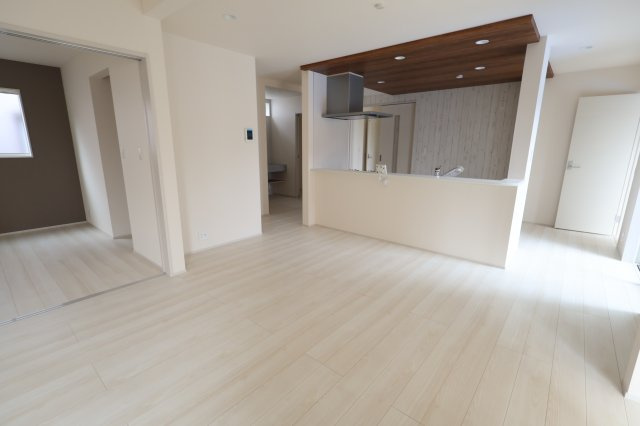 【居間・リビング】 | 《仲介手数料無料》久喜市吉羽３丁目24-13(全1戸)新築一戸建てブルーミングガーデン | 撮影日 2025年11月6日 12:15 曇り