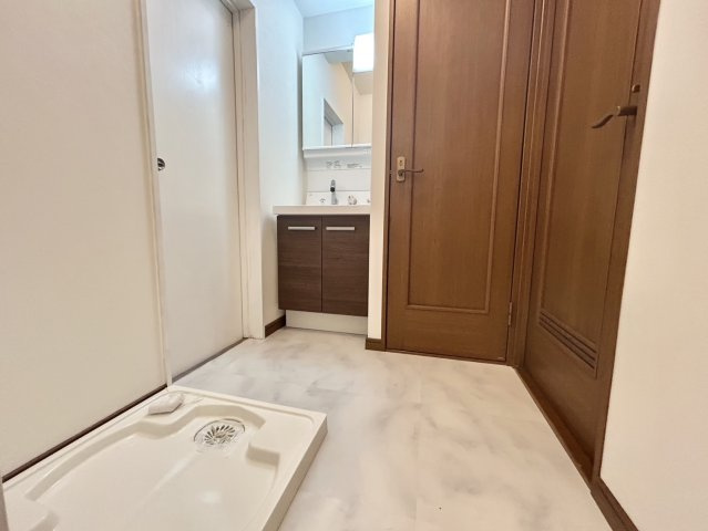 神戸市東灘区北青木３丁目の中古テラスハウスの独立洗面台|スタイリッシュな二面鏡で、洗面所もワンランク上の空間に♪