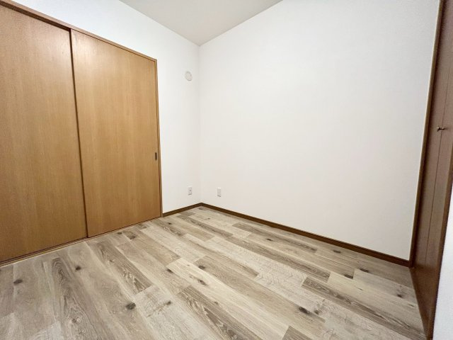 神戸市東灘区北青木３丁目の中古テラスハウスの洋室|３F部分の納戸でございます。収納だけでなく趣味スペースとしても活用できます♪