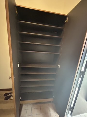 神戸市東灘区北青木３丁目の中古テラスハウスの収納|大容量のシューズボックスでご家族の靴もスッキリ収納可能です♪