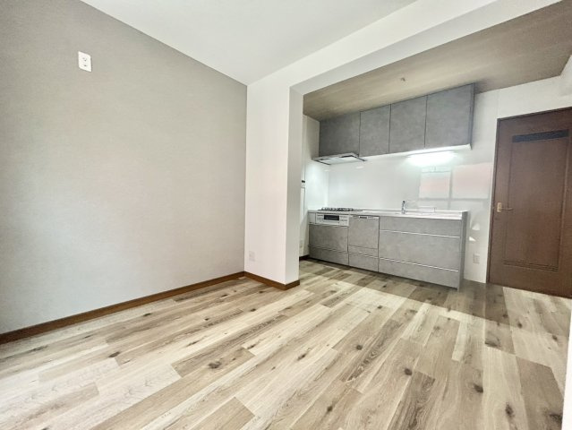 神戸市東灘区北青木３丁目の中古テラスハウスの居間・リビング|ゆったりとした広さのリビングで、家族の時間も大切にできます！