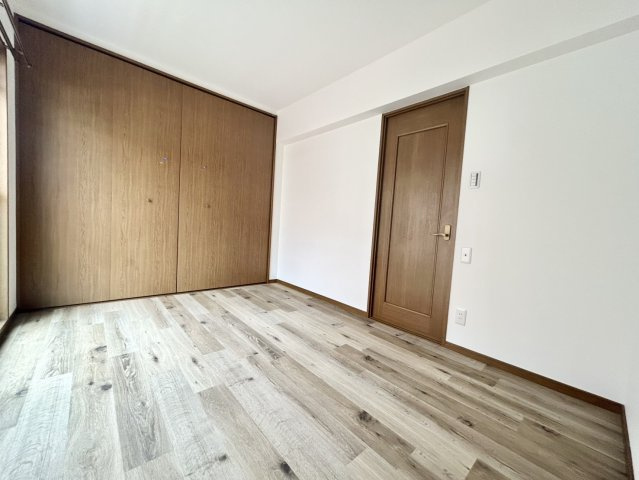 神戸市東灘区北青木３丁目の中古テラスハウスの洋室|収納豊富な洋室となっております。