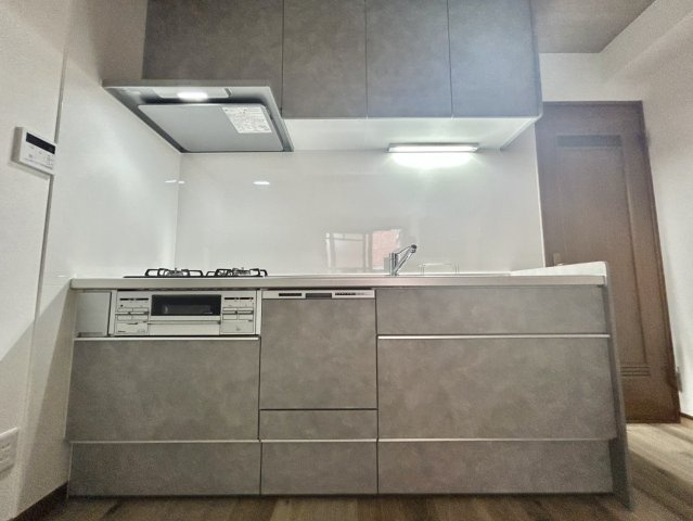 神戸市東灘区北青木３丁目の中古テラスハウスのキッチン|嬉しいシステムキッチンとなっております♪