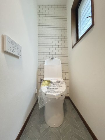 神戸市東灘区北青木３丁目の中古テラスハウスのトイレ|２Ｆトイレには窓があり、明るい光が入る気持ちの良い空間です。