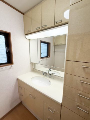 茨木市白川２丁目一戸建の独立洗面台|収納充実な洗面スペースです。