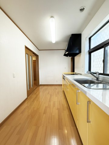 茨木市白川２丁目一戸建のキッチン|冷蔵庫や食器棚を置けるゆったりスペースです。