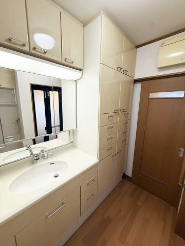 茨木市白川２丁目一戸建の独立洗面台|収納場所に困らない収納量です。