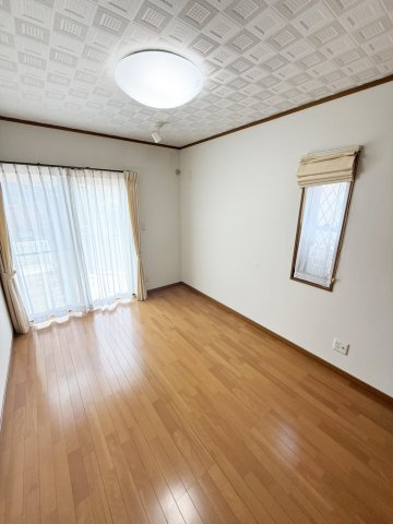 茨木市白川２丁目一戸建の洋室|１階洋室約６帖です。