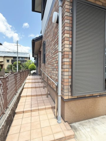 茨木市白川２丁目一戸建の玄関|駐車場から玄関へ繋がるおしゃれなスペースです。