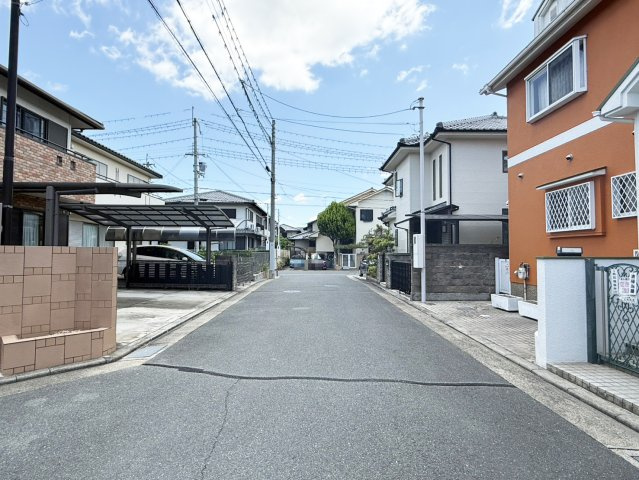 茨木市白川２丁目一戸建の前面道路含む現地写真|南側前面道路です。幅員約６ｍ。