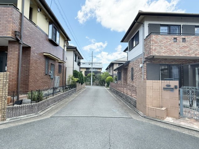 茨木市白川２丁目一戸建の前面道路含む現地写真|西側前面道路です。幅員約４．８ｍ。
