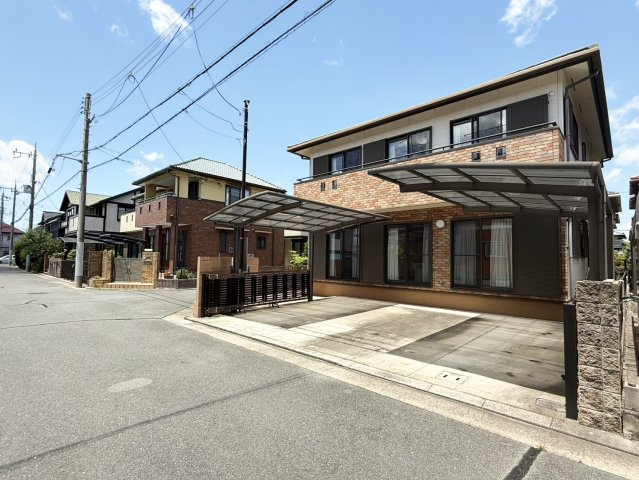 茨木市白川２丁目一戸建の前面道路含む現地写真|前面道路も広く交通量も少ないため、らくらく駐車可能です。