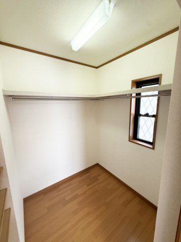 茨木市白川２丁目一戸建の収納|季節もののお洋服やお子様のおもちゃなど様々な用途にご使用いただけるWICです。