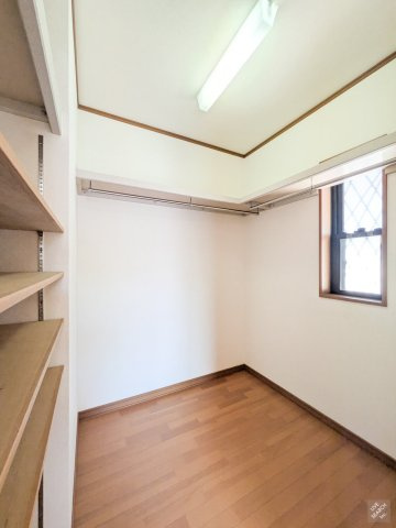 茨木市白川２丁目一戸建の収納|季節もののお洋服やお子様のおもちゃなど様々な用途にご使用いただけるWICです。