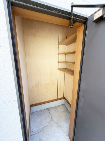 茨木市白川２丁目一戸建の収納|アウトドア用品やガーデニング用品の収納に便利な倉庫（物入）です。