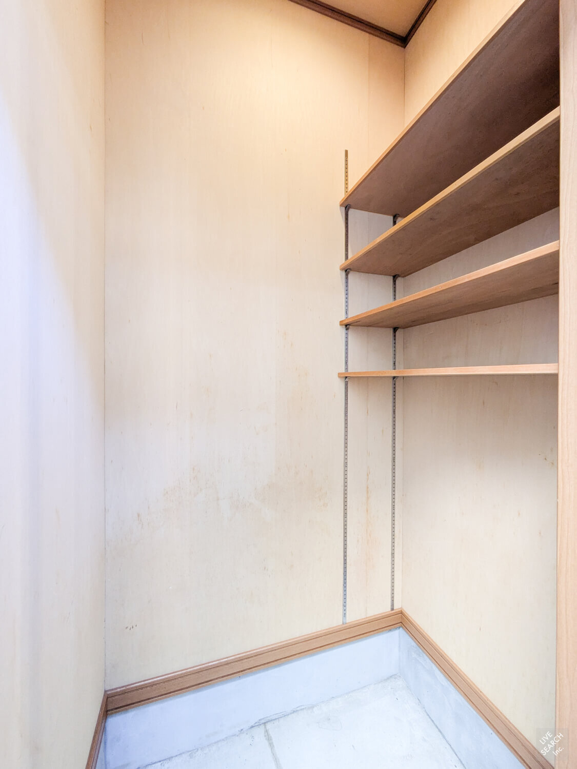 茨木市白川２丁目一戸建の収納|アウトドア用品やガーデニング用品の収納に便利な倉庫（物入）です。