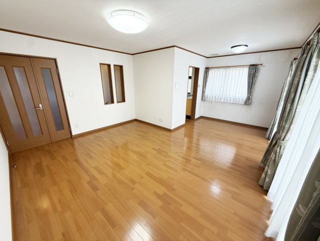 茨木市白川２丁目一戸建の居間・リビング|ゆったりスペースのリビングダイニングです。南向きのため、陽当たり良好です。