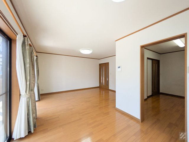 茨木市白川２丁目一戸建の居間・リビング|ゆったりスペースのリビングダイニングです。南向きのため、陽当たり良好です。