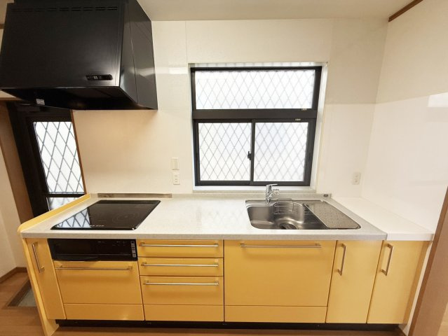 茨木市白川２丁目一戸建のキッチン|窓、勝手口のあるIHシステムキッチンです。