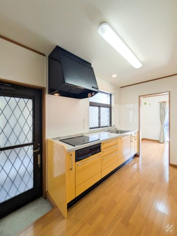 茨木市白川２丁目一戸建のキッチン|窓、勝手口のあるIHシステムキッチンです。