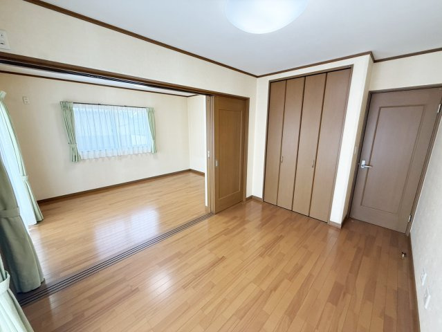 茨木市白川２丁目一戸建の洋室|２階洋室約６帖です。スライドドアにて隣接の洋室約８帖と一体の空間としてご使用いただけます。
