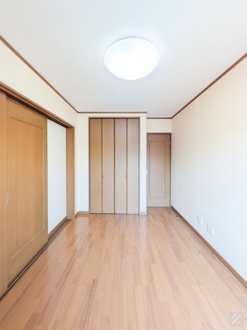 茨木市白川２丁目一戸建の洋室|２階洋室約６帖です。スライドドアにて隣接の洋室約８帖と一体の空間としてご使用いただけます。
