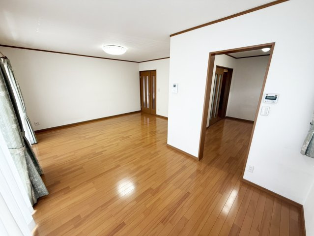 茨木市白川２丁目一戸建の居間・リビング|お料理のにおいが気にならないLDKの間取り設計です。