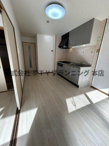 仲介手数料０円！プラティーク　ヴィラの居間・リビング