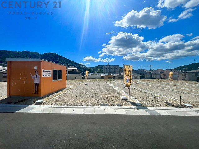 【現地のご紹介】
全14区画の分譲地です。自由設計対応です。資料のご請求やご見学予約承っております。お気軽にお問合せください。