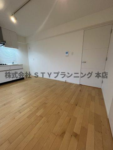 仲介手数料０円！ＣＯＺＹ阿由知通の居間・リビング