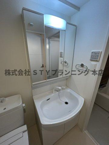 仲介手数料０円！ＣＯＺＹ阿由知通の独立洗面台