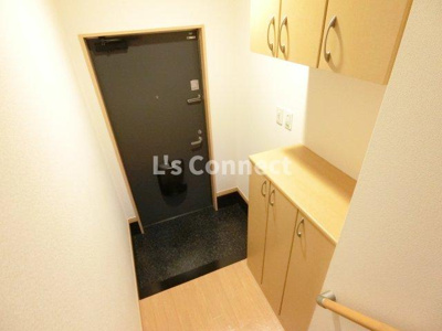 【玄関】 | ウィングガーデンしらとり | 上下の下駄箱で靴も収納できます。