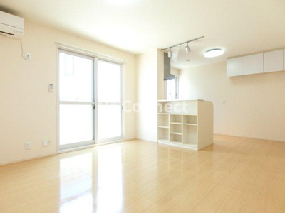 【居間・リビング】 | シャルマン古川Ａ | １３帖のＬＤＫ。カウンターキッチンです。