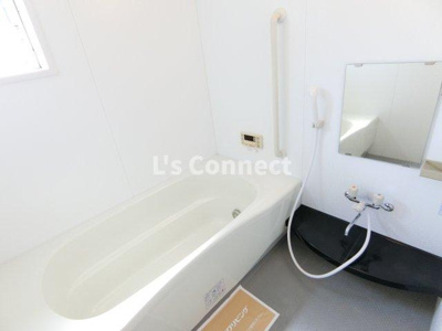 【浴室】 | シャルマン古川Ａ | 足を伸ばして入れる１坪浴室。追焚き機能付き。