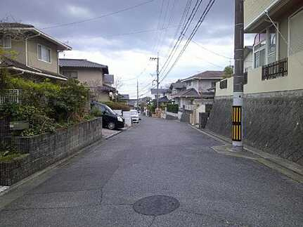 佐伯区観音台３丁目の前面道路含む現地写真