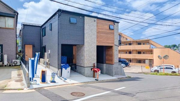 横浜市神奈川区西大口の新築一戸建の前面道路含む現地写真|車通りが少ない為、小さなお子様にも安心です。
是非一度、現地へ起こしください。

