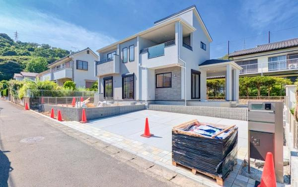 横浜市金沢区釜利谷西４丁目の新築一戸建の外観|堂々と完成しました！いつでもご案内可能です！
お車でご自宅まで送迎承ります。