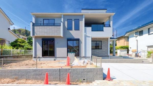 横浜市金沢区釜利谷西４丁目の新築一戸建の前面道路含む現地写真|落ち着いた街並みになります。
是非一度、現地へお越しください。 
ご自宅までの送迎もいたします