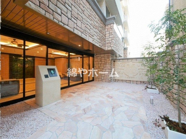 プレジオ難波ASIANのエントランス|清潔なエントランスです