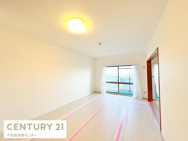 【居間・リビング】 | 高見セントラルスクエア３１ | 周辺はスーパー、ドラッグストアなどがあり、お住まいしやすい環境です！