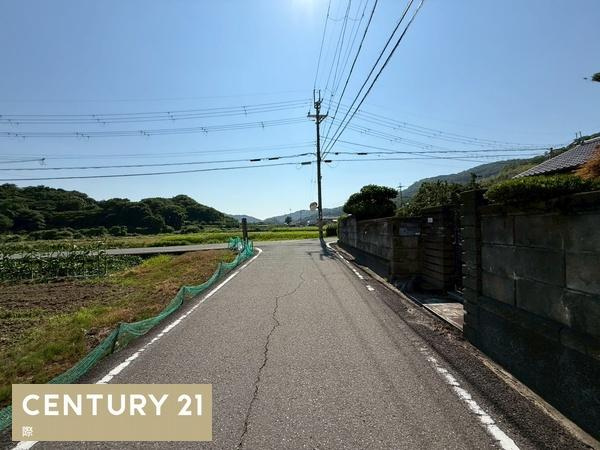 貴志川町岸宮　中古戸建の前面道路含む現地写真