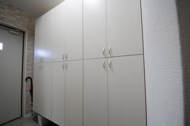 ぬこハウス大倉山のその他共用部分|個別に靴箱が設けられています。
