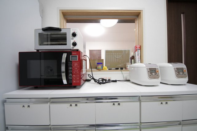 ぬこハウス大倉山のキッチン|調理家電が完備。初めての一人暮らし、一人暮らしの再スタートには助かりますね。
