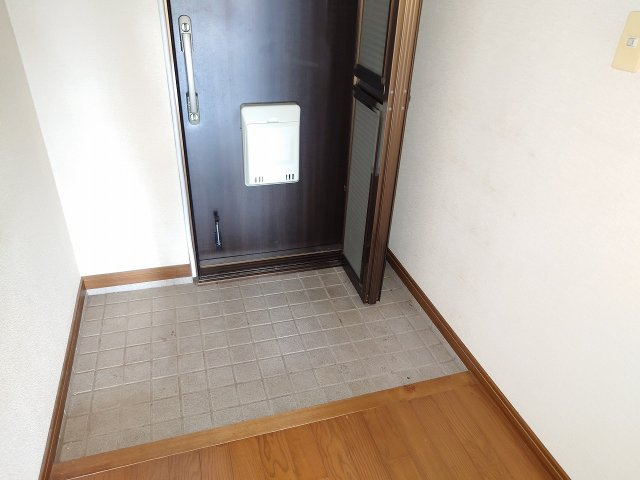 志井サンハイツ24号棟（B-3）の玄関