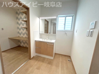 【脱衣所】 | 大垣市笠木町！築２年の中古住宅！お車並列4台可能！オール電化住宅！ゆとりの広さの5LDK！ | 大垣市笠木町！築２年の中古住宅！お車並列4台可能！オール電化住宅！ゆとりの広さの5LDK！